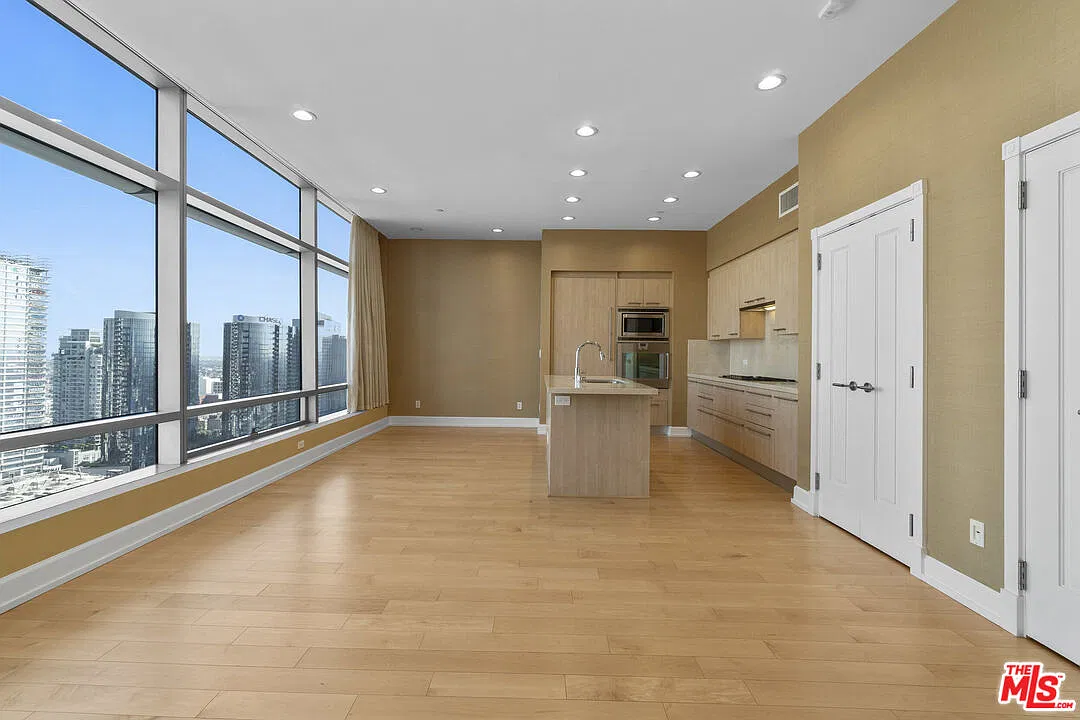 1 bed, 1.5 bath, 1270 sqft, $5,500 — Photo 3
