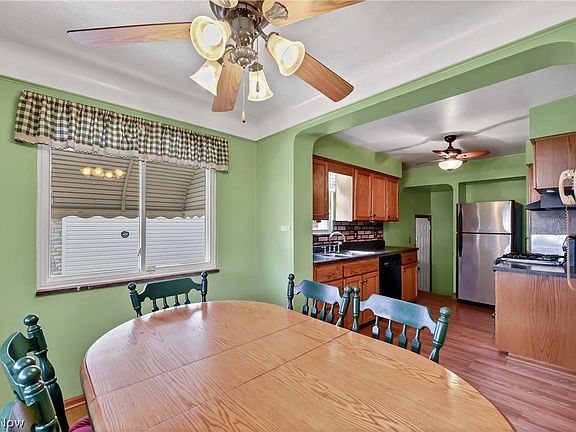 5th image of 28522 Parkwood Dr