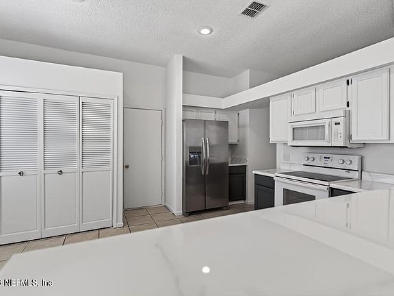 4th image of 2032 ST MARTINS Drive W