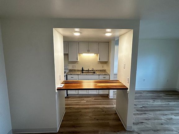 2nd image of 219 Whitestown Vlg APT 9