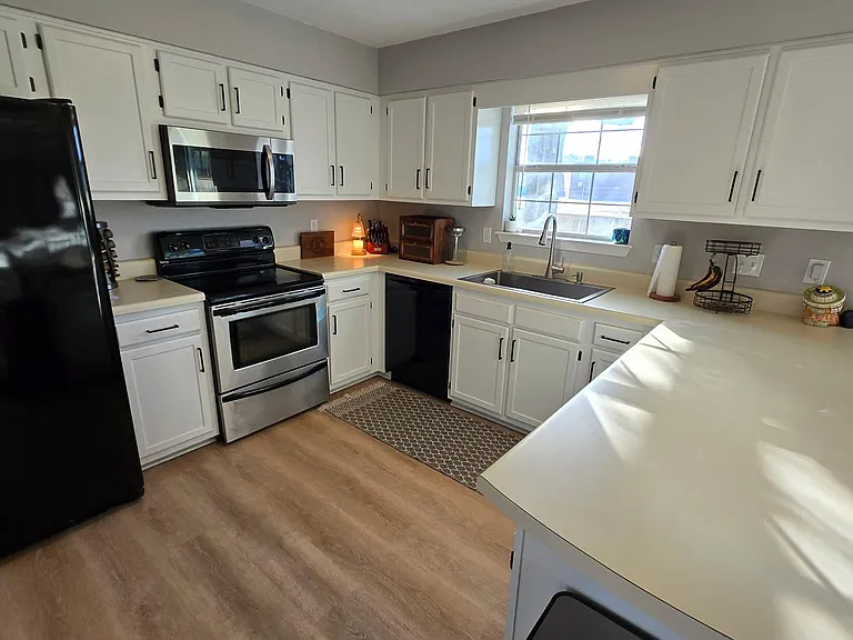 1480 Berkshire Dr — Photo 13