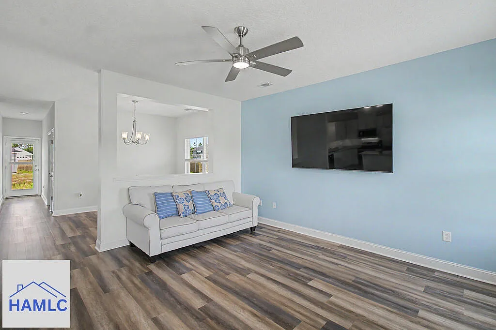 3 bed, 2.0 bath, 1336 sqft, $2,000 — Photo 2