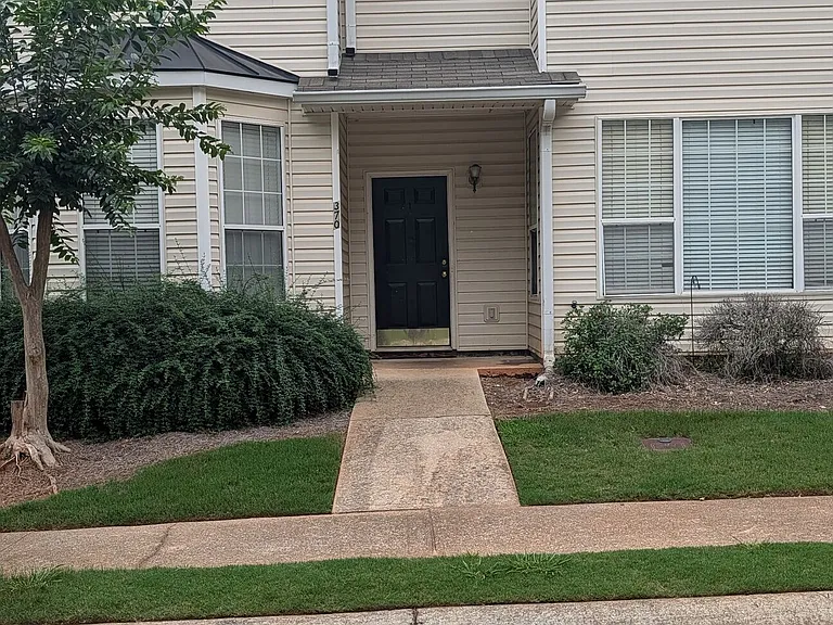 370 Brentwood Dr — Photo 1