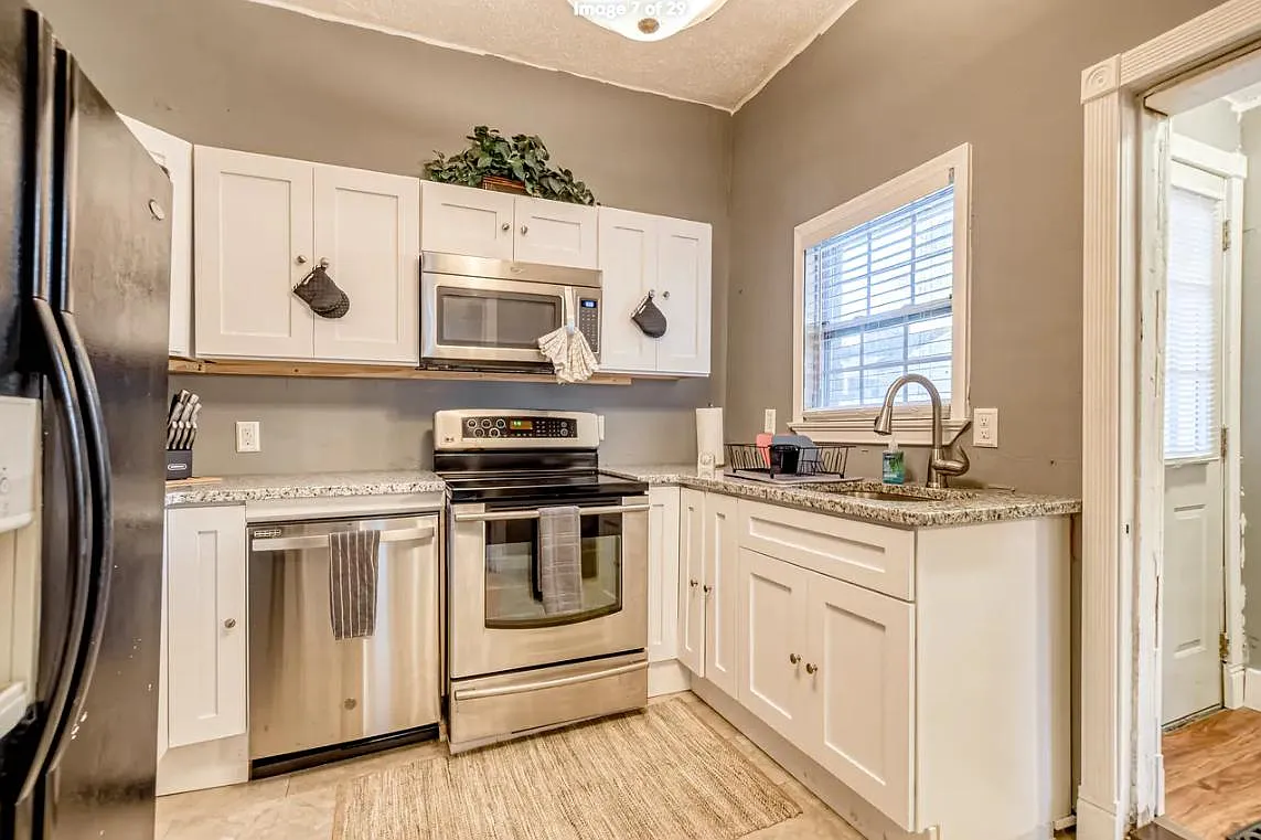 2 bed, 700 sqft, $2,300 — Photo 3