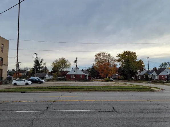 7356 E Ten Mile Rd, Center Line, MI 48015