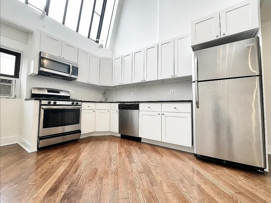 352 East 50th Street — Photo 2