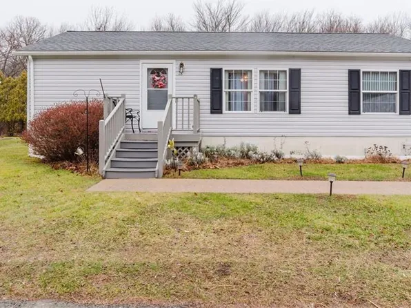 28 Songbird Ln, Tiverton, RI 02878