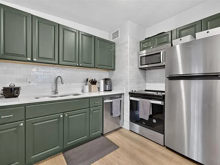 1822 Canton St — Photo 12