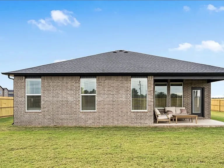 2311 Longfellow Dr — Photo 13