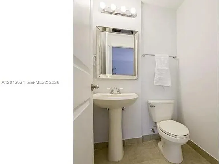 708 SE 15th St #5 — Photo 11
