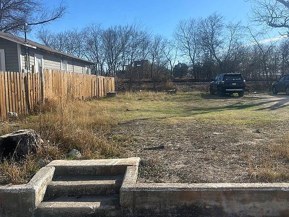 2nd image of 214 E Lachapelle