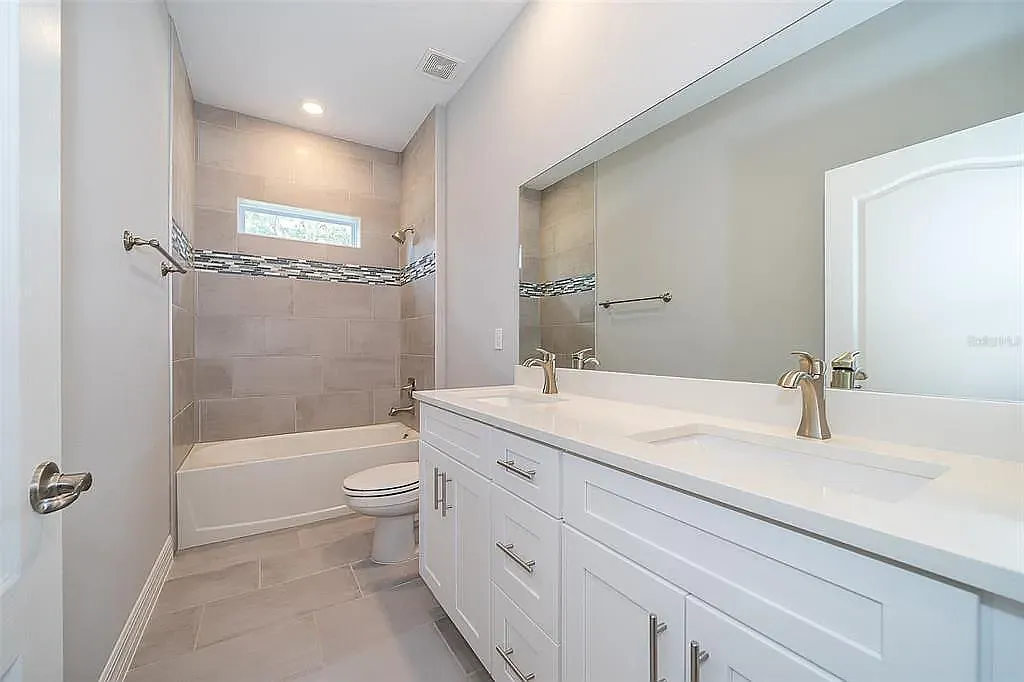 4 bed, 2089 sqft, $2,100 — Photo 2