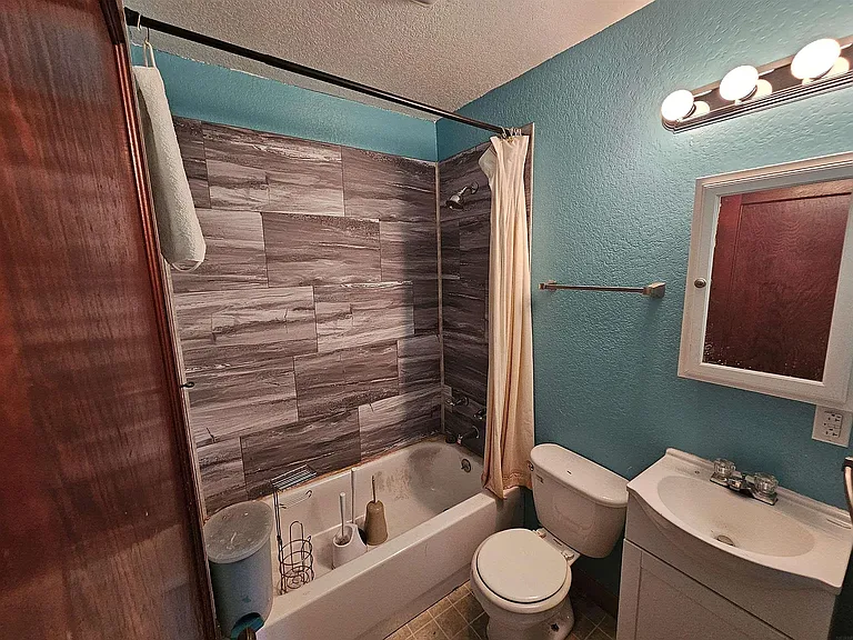 524 Upton Ave — Photo 8