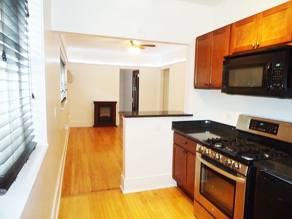 4th image of 931 W Cornelia Ave APT 2B