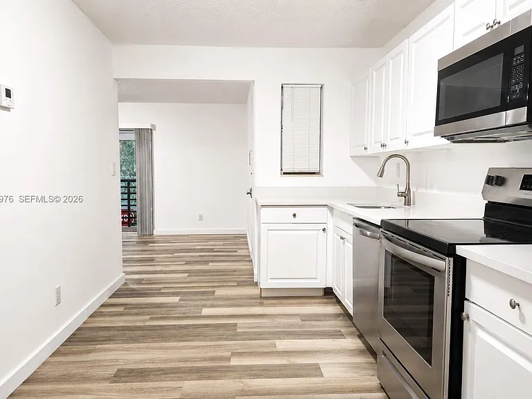 411 SE 10th St #4 — Photo 3