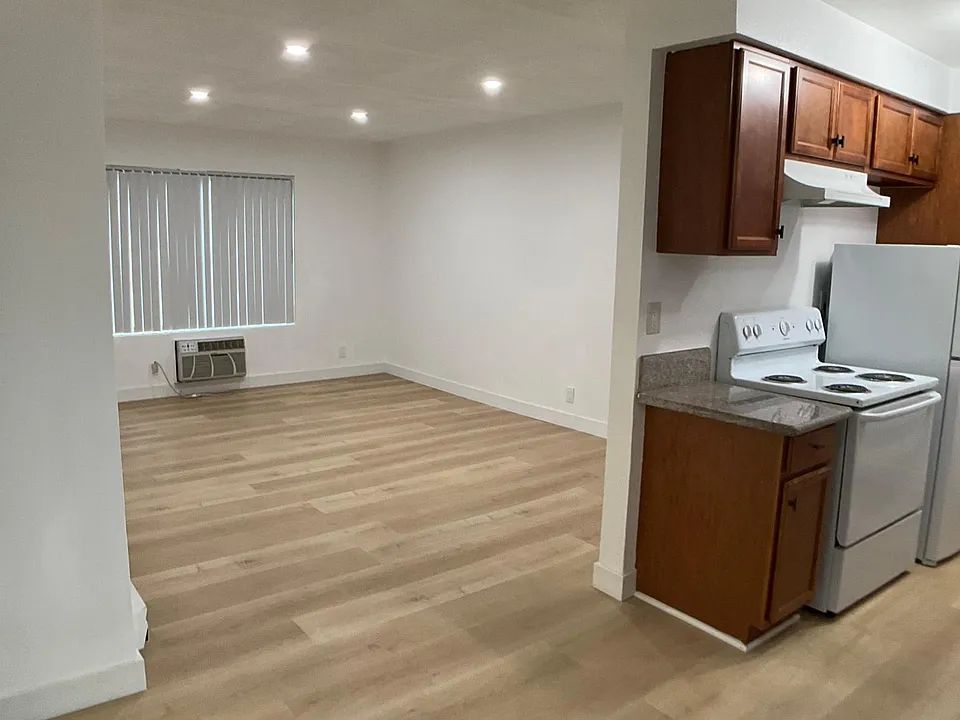 6561 Fulton Ave #4