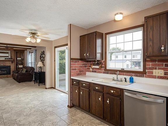 5th image of 294 Oakbrook Dr