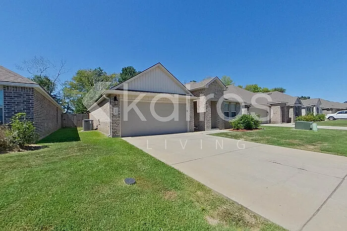 3 bed, 2.0 bath, 1613 sqft, $1,925 — Photo 2