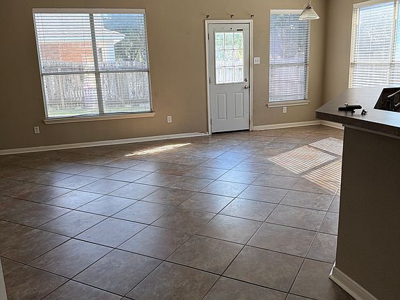 Living room w ceiling fan