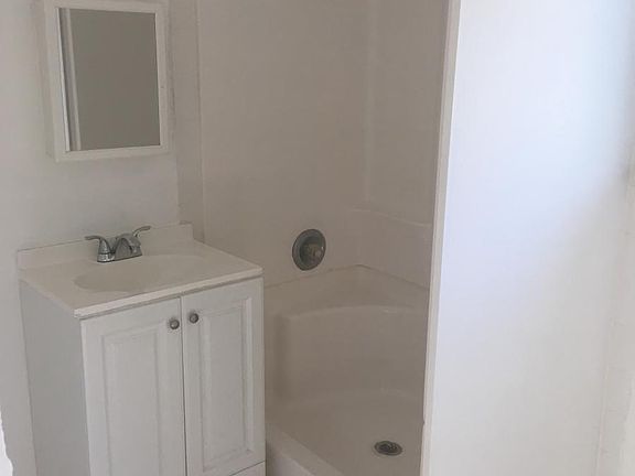 4th image of 410 N Avenue 52