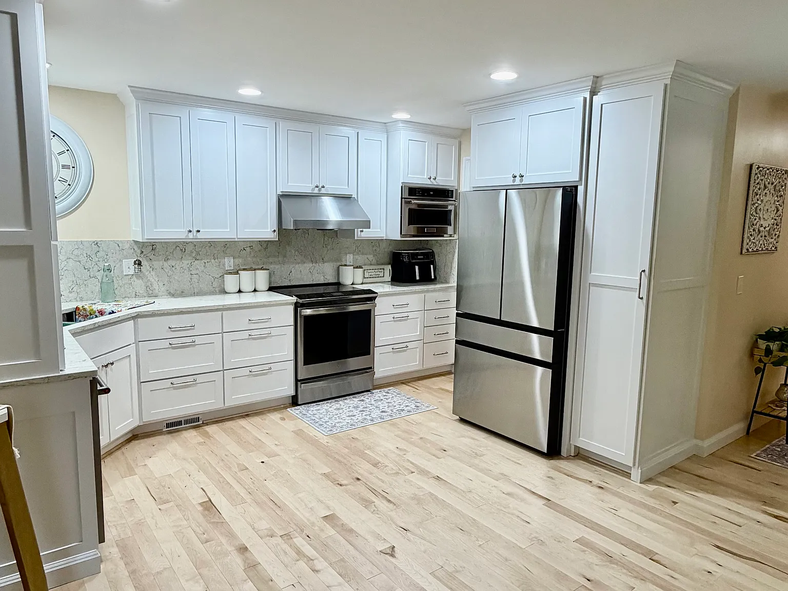 3 bed, 2.5 bath, 2410 sqft, $3,500 — Photo 2