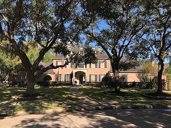 Gorgeous oak trees in front.