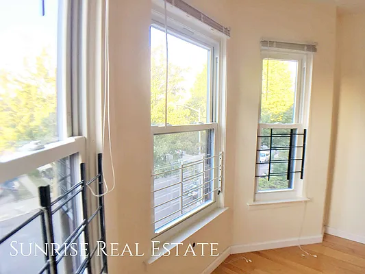 Rented by Sunrise Real Estate | media 32