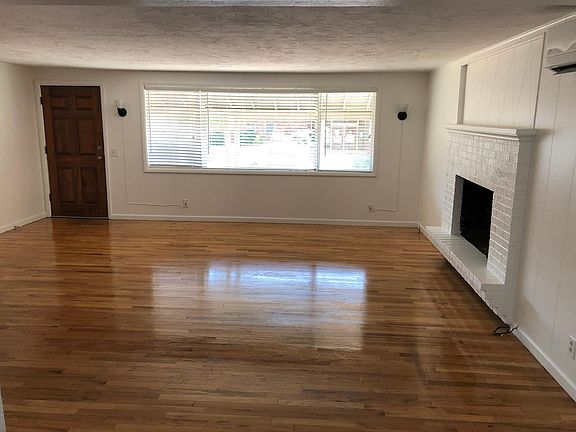 Front entry/livingroom with working fireplace.