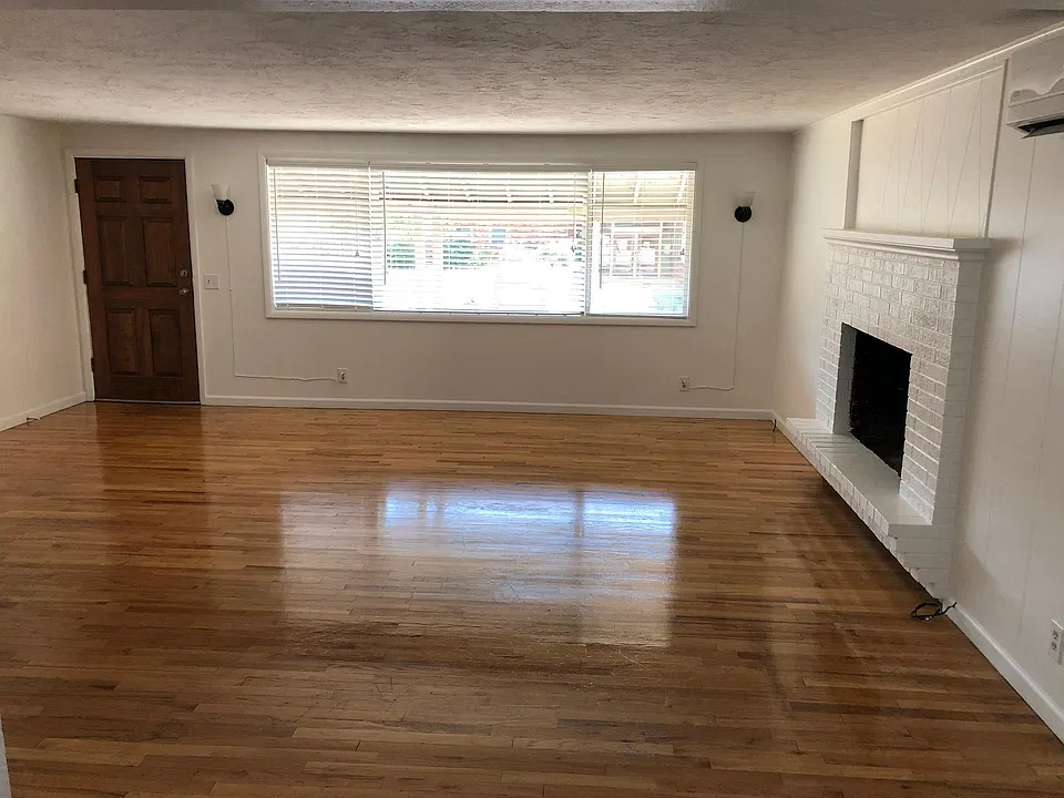 Front entry/livingroom with working fireplace.