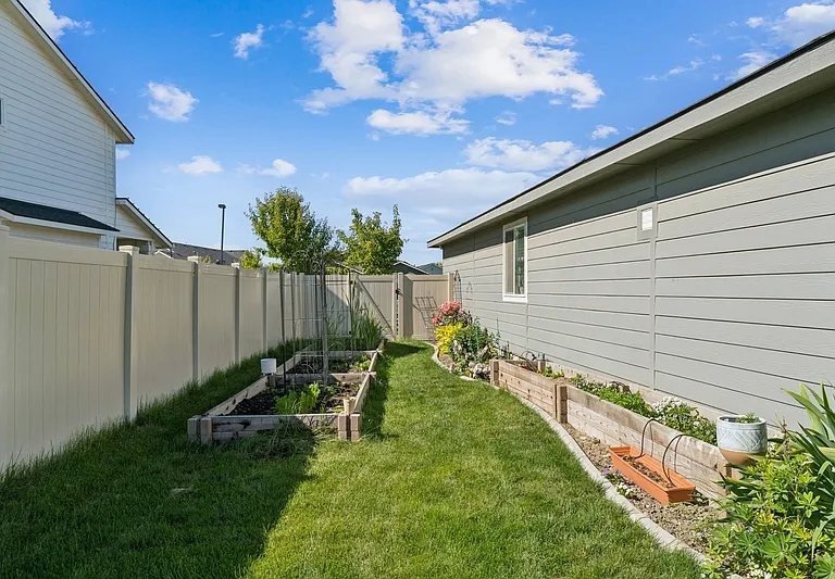 8316 E Conant St — Photo 33