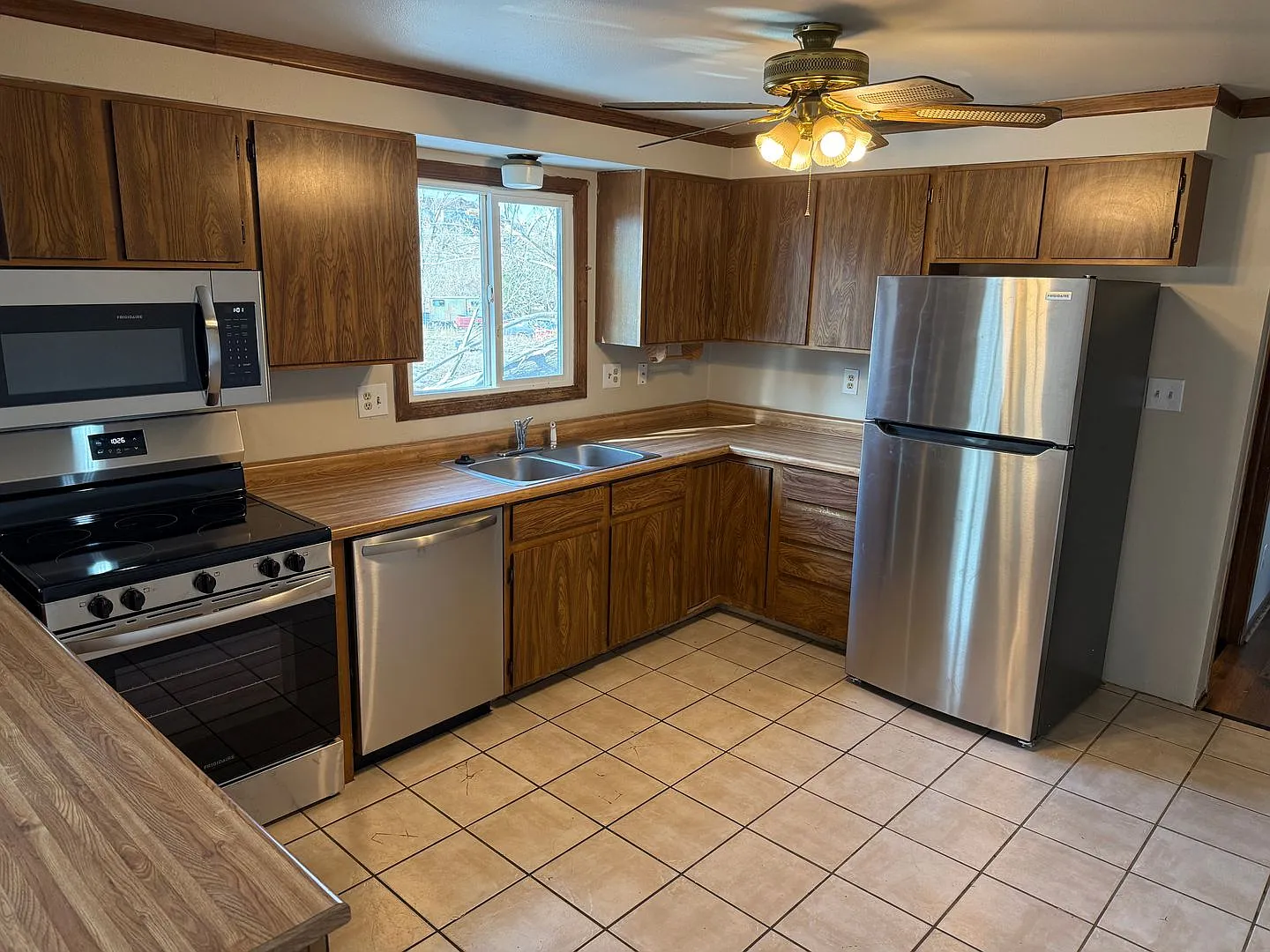 Charming 4Bed Retreat on 2 Acres with Barn & Garage — Photo 3