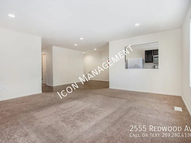2555 Redwood Ave — Photo 7