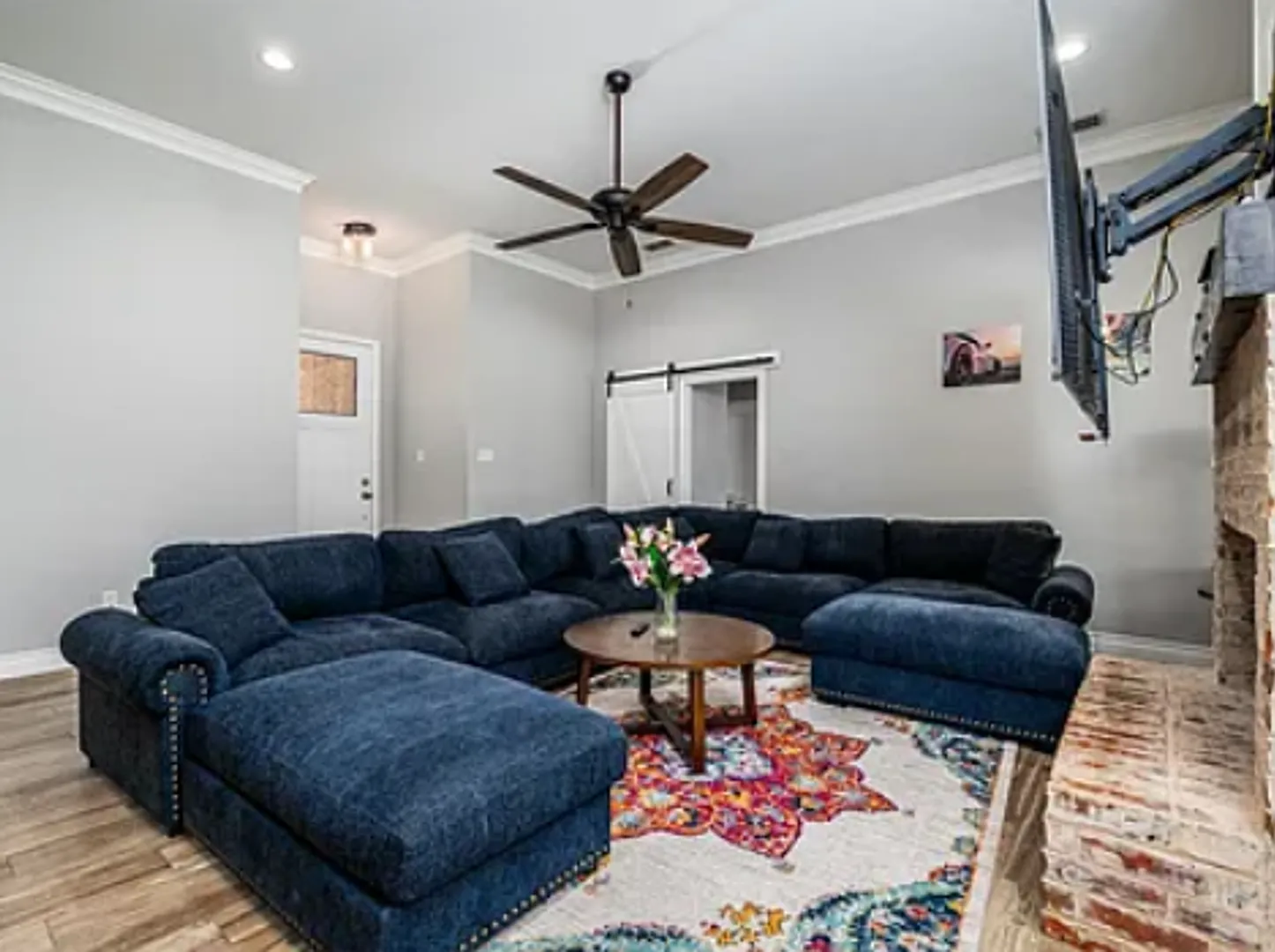 Fully Furnished 4 bed 2 bath — Photo 4