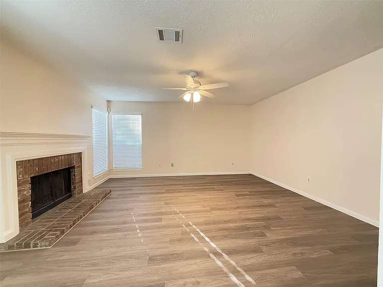 1559 Hillside Elm St — Photo 4