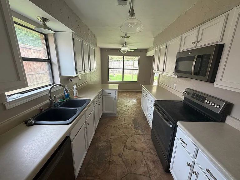 2132 Turf Club Dr — Photo 4