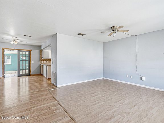 3rd image of 907 Gatewood Ct NE