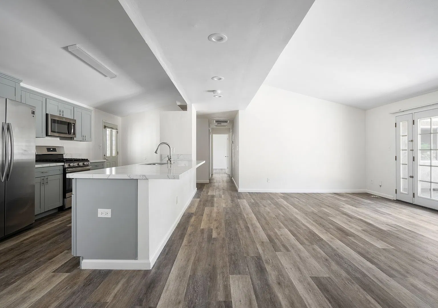 Oversized kitchen and living area! — Photo 1