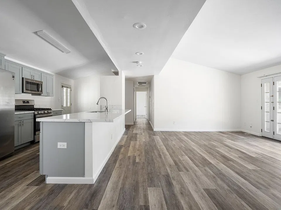 5288 Manhasset Dr