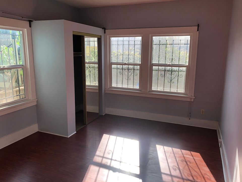 2nd image of 943 33rd St