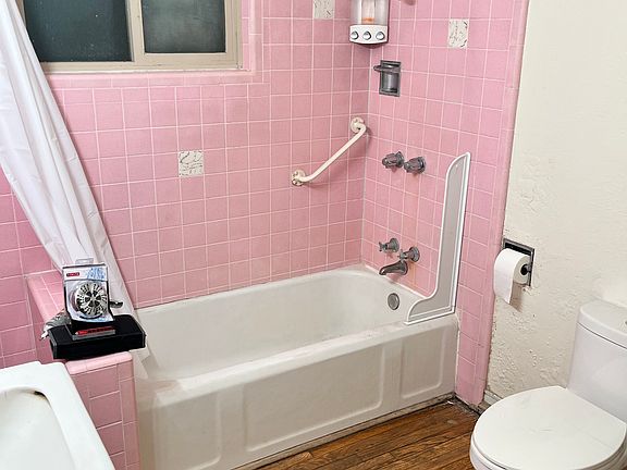 4th image of 616 Washington St NE #0