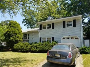 25 Burnham Dr, Fords, NJ 08863