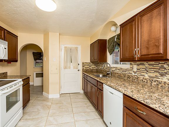 Updtd kitch w breakfast nook