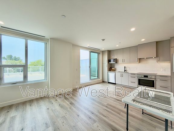 4th image of 3300 Lakeshore Rd #313