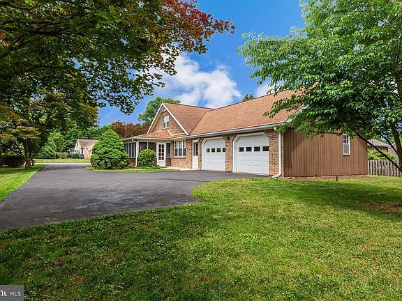 3rd image of 743 Barrholly Dr