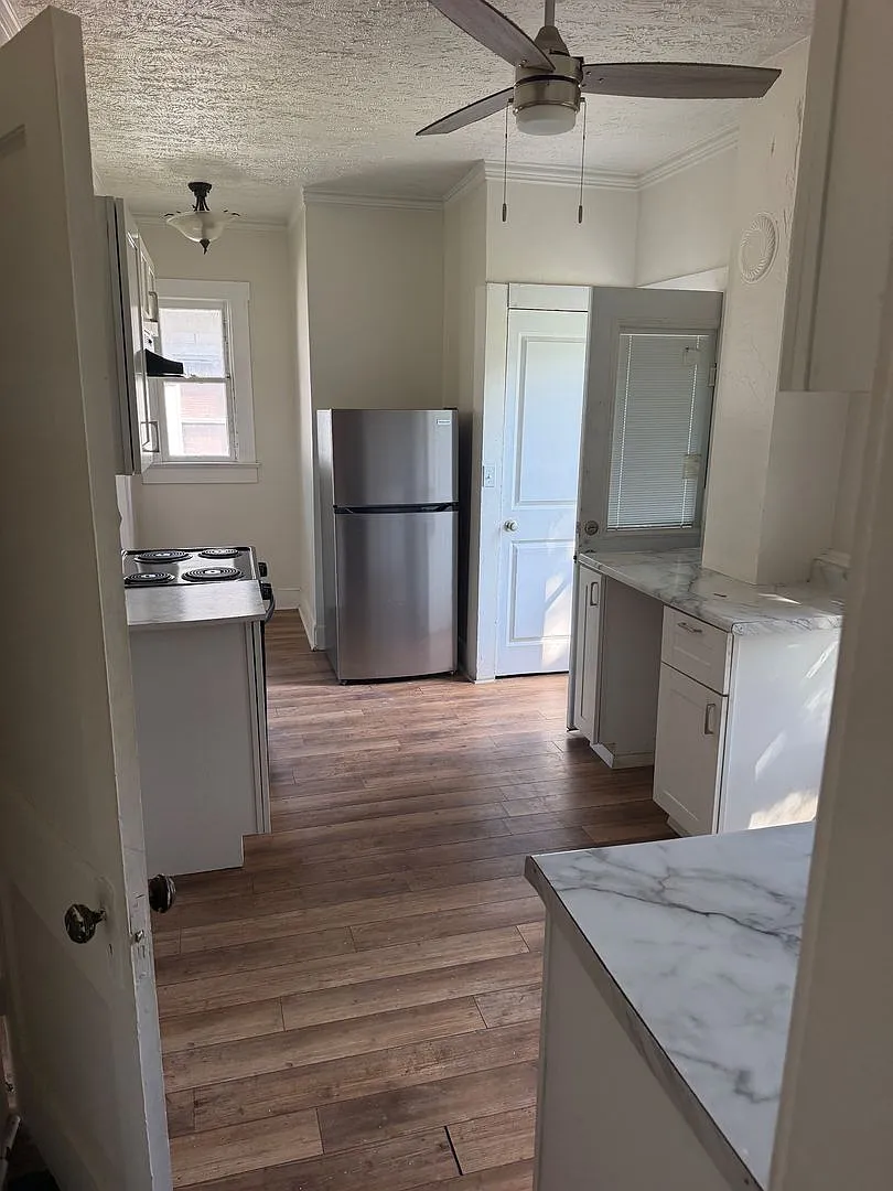 Spacious 4BR/1BA — Photo 4