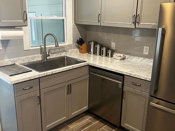 3rd image of 400 Covington St