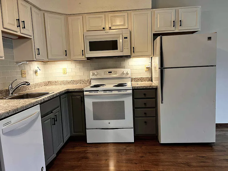 1421 Eastview Dr #B — Photo 9