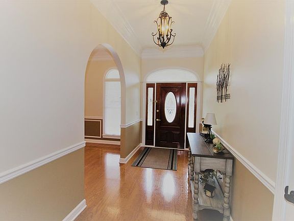 3rd image of 100 Oakwood Dr