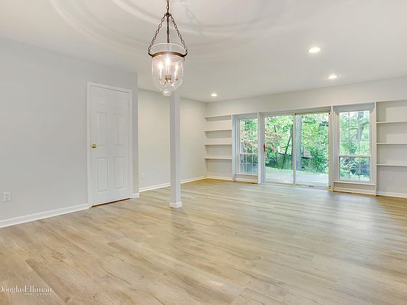 2nd image of 139 Woodlake Dr W