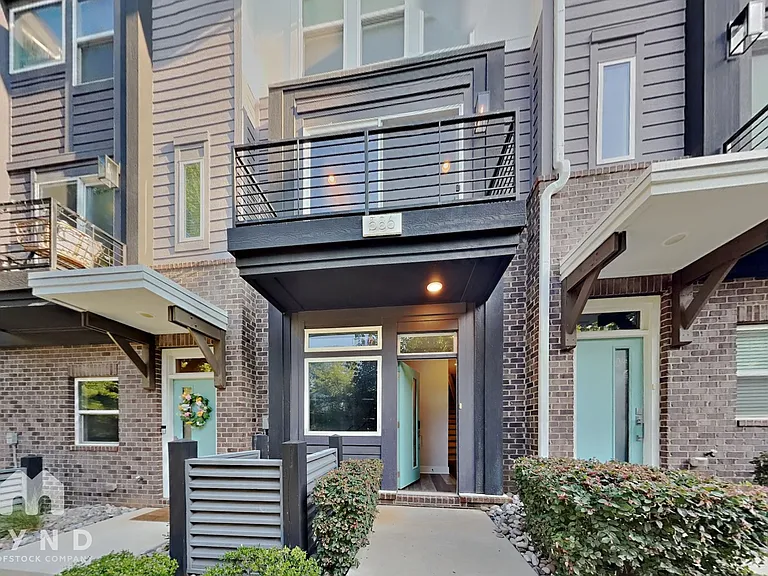 586 W End Dr — Photo 1